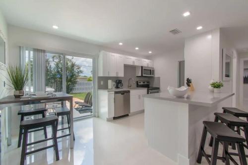 Dania Beach Beauty 3BR with Hot Tub in Fort Lauderdale, USA