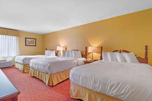 One-Bedroom Suite with Three Queen Beds and Sofa Bed - Non-Smoking
