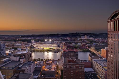 Deluxe King Room with River Ballpark View