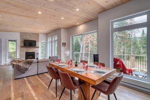 Le Grand Duc- SPA- Kayaks- bord Rivière Noire- VTT- Motoneige- Randonnée (Le Grand Duc- SPA- Kayaks- bord Riviere Noire- VTT- Motoneige- Randonnee) in St Zenon (QC)