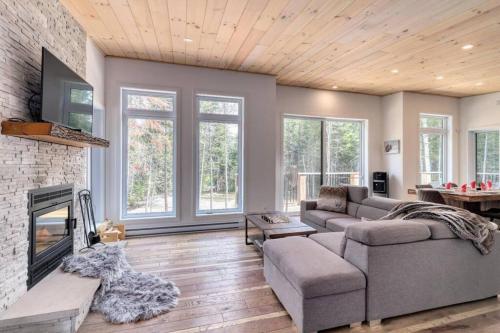 Le Grand Duc- SPA- Kayaks- bord Rivière Noire- VTT- Motoneige- Randonnée (Le Grand Duc- SPA- Kayaks- bord Riviere Noire- VTT- Motoneige- Randonnee) in St Zenon (QC)