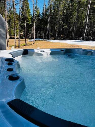 Le Grand Duc- SPA- Kayaks- bord Rivière Noire- VTT- Motoneige- Randonnée (Le Grand Duc- SPA- Kayaks- bord Riviere Noire- VTT- Motoneige- Randonnee) in St Zenon (QC)