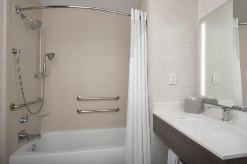Holiday Inn Express Hotel & Suites Knoxville-Clinton an IHG Hotel - image 7