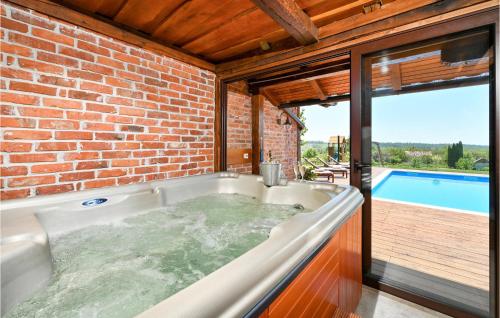 Karstais baseins, Amazing Home In Nova Diklenica With Sauna in Leticani