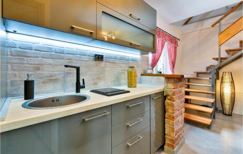virtuve, Amazing Home In Nova Diklenica With Sauna in Leticani