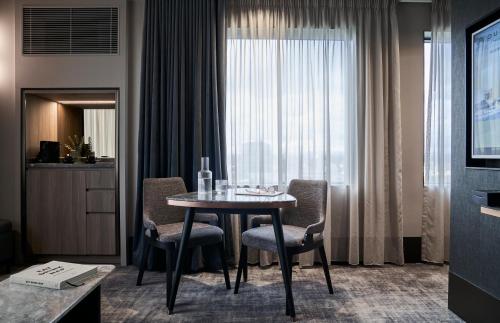 Shared lounge/TV area, Pullman Melbourne On The Park in East Melbourne