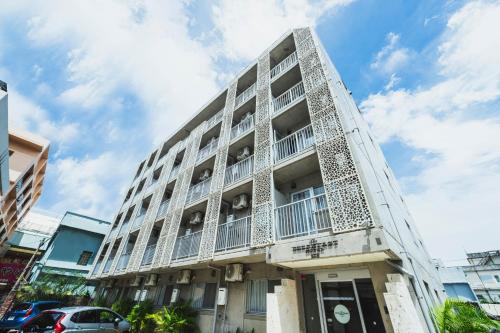 Фасада на хотела, The BREAKFAST HOTEL MARCHE Ishigakijima in Ishigaki