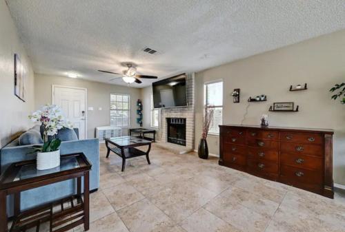 Pet Friendly Modern 3BR 25BA Nearby Park &Trail - Smoke in Pflugerville, USA