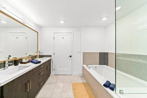 Blue Water Views Luxury Retreat In MDR/VENICE in Los Angeles, USA