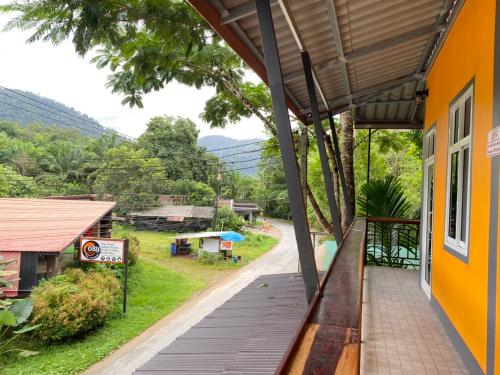 Exterior view, Khao Sok Inn Hostel in Khao Sok (Suratthani)