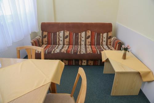 1 double bed, 2 twin beds