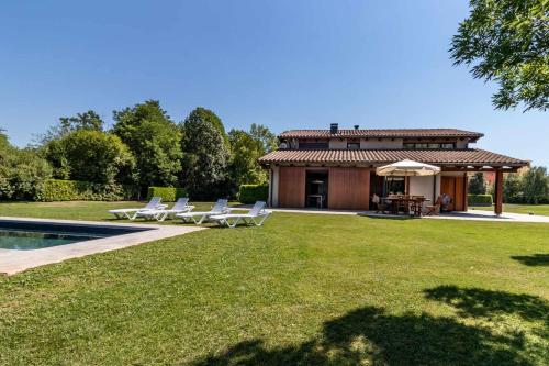 LA SOLFA casa aislada con piscina y amplio jardin in Les Preses