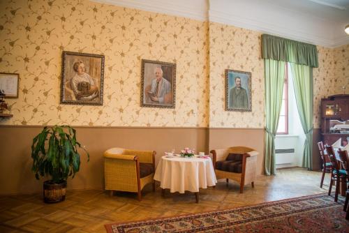 Viesnīcas āriene, Zámek Lobeč (Zamek Lobec) in Lobeč