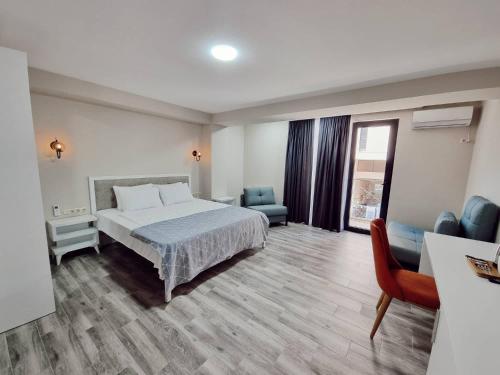 1 king bed, 2 sofa beds