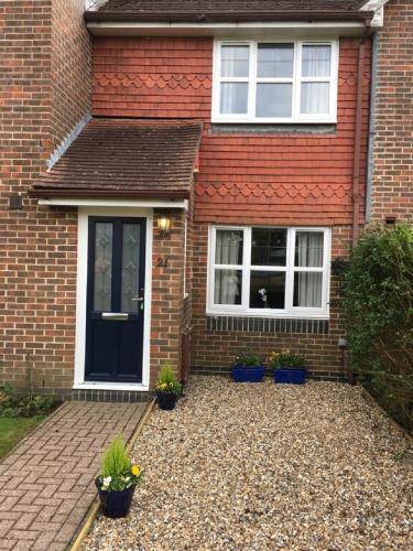 Entrada, KB21 Attractive 2 Bed House, pets/long stays with easy links to London, Brighton and Gatwick in Horsham