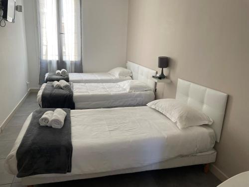 1 double bed, 1 twin bed
