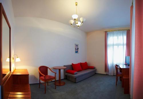 1 queen bed, 1 sofa bed