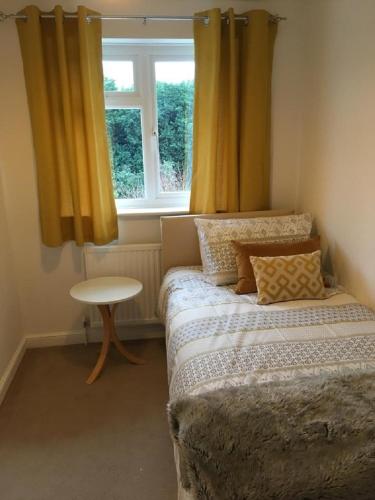 KB51 Charming 2 bed house in Horsham, pets very welcome and long stays with easy access to London, Brighton and Gatwick