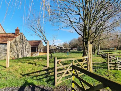 The Little Cottage - Peaceful, Dog Friendly Cottage in 5 Acres in West Pennard