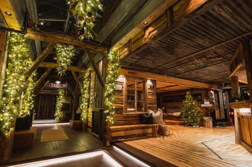 374921849 Basecamp Hotel