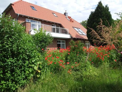 Haus Rosengarten- Ruhige Ferienwohnungen im Grünen in Sehlen, Deutschland