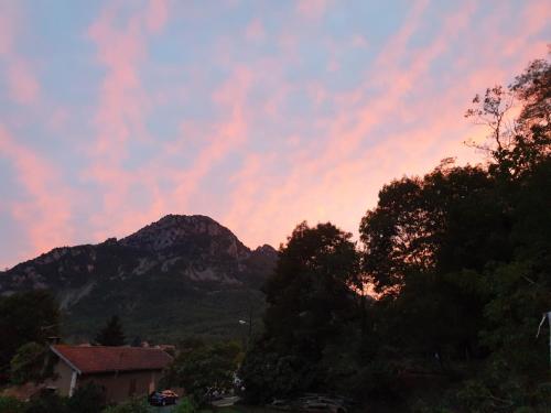 Le Chalet de Pyrène et Hercule (Le Chalet de Pyrene et Hercule) in Surba