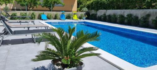  LCT Oleander Apartments with pool, Pension in Podstrana