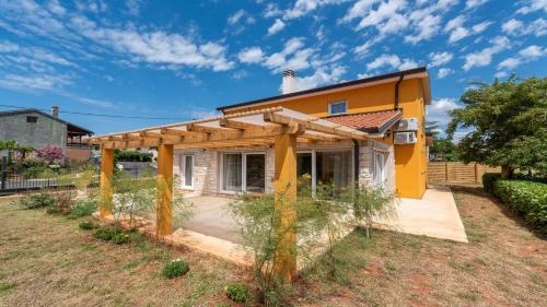 Holiday Home Dorijana with spacious Garden and Terrace