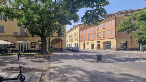  Alle Porte Del Centro - Guest House - Reggio Emilia - Ingresso Centro Storico - Parcheggio Gratuito, Pension in Reggio nell'Emilia