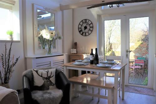 Beautiful Barn Conversion, 2 Bedroom, hot tub, sauna, gym, enclosed garden, Ryde