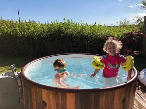 Beautiful Barn Conversion, 3 Bed, hot tub, sauna, gym, enclosed garden in Havenstreet