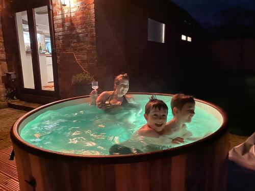 Beautiful Barn Conversion, 3 Bed, hot tub, sauna, gym, enclosed garden in Havenstreet