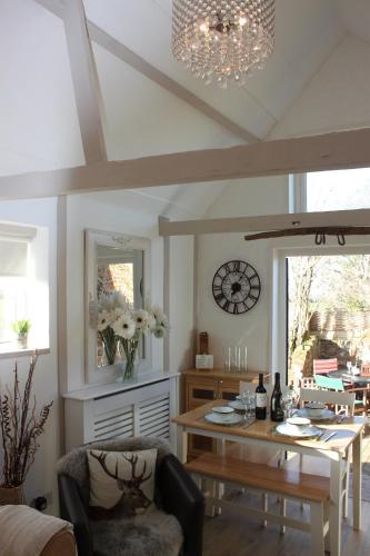 Beautiful Barn Conversion, 3 Bed, hot tub, sauna, gym, enclosed garden in Havenstreet