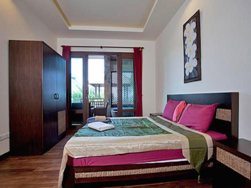 4 bedrooms, 6 beds