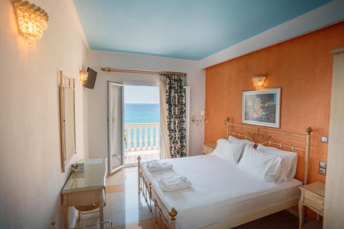 Deluxe Double Room with Sea View image 7