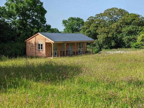 สวน, Raleigh Lodge - high quality lodge in secluded meadow in กลางเมืองไบด์ฟอร์ด