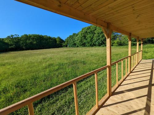 สวน, Raleigh Lodge - high quality lodge in secluded meadow in กลางเมืองไบด์ฟอร์ด