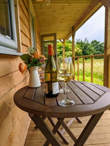 ระเบียง/ชานเรือน, Raleigh Lodge - high quality lodge in secluded meadow in กลางเมืองไบด์ฟอร์ด