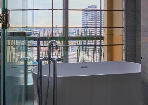 room detail thumbnail 2