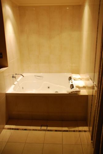 ห้องน้ำ, เดสเซิร์ต แซนด์ มอเตอร์ อินน์ (Desert Sand Motor Inn) in โบรคเค่นฮิลล์