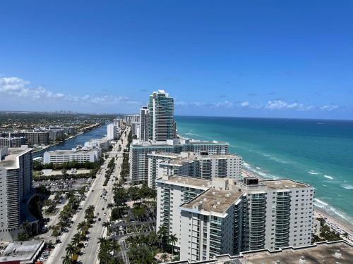 LUXURY APARTMENT WITH AMAZING VIEWS BY rent4us in Hollywood, USA