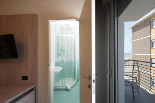 Double or Twin Room with Balcony and Lateral Sea View image 7