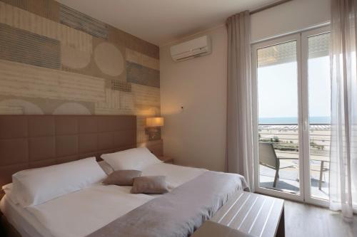 Double or Twin Room with Balcony and Front Sea View image 4