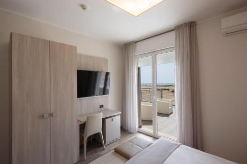 Double or Twin Room with Balcony and Front Sea View image 8