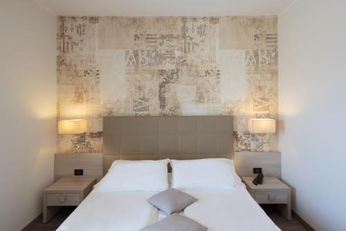 Double or Twin Room with Balcony and Lateral Sea View image 5