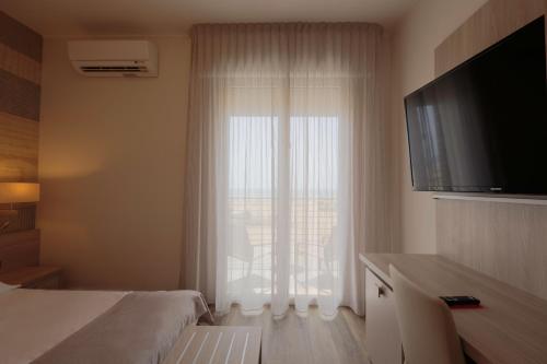 Double or Twin Room with Balcony and Front Sea View image 6