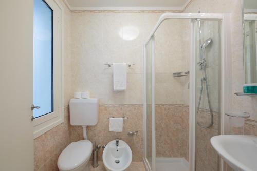 Double or Twin Room with Balcony and Lateral Sea View image 8