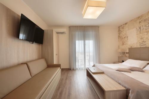 Triple Room with Balcony and Front Sea View image 9