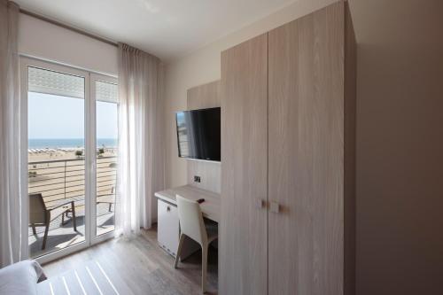 Double or Twin Room with Balcony and Front Sea View image 9