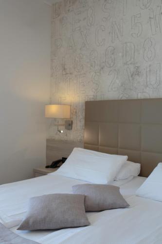 Double or Twin Room with Balcony and Lateral Sea View image 4